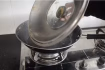 Không cần cọ, nắp nồi vẫn sạch bóng nhờ mẹo này