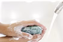 Sai lầm khi tắm khiến da mất nước, dễ kích ứng