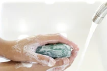 Sai lầm khi tắm khiến da mất nước, dễ kích ứng