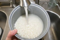 Sai lầm khi vo gạo khiến cơm mất chất