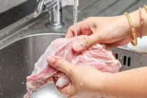 Thói quen rửa thịt trước khi nấu vô tình rước thêm mầm bệnh?
