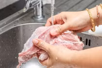 Thói quen rửa thịt trước khi nấu vô tình rước thêm mầm bệnh?