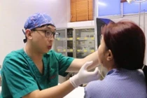 Tiêm thon gọn hàm, người phụ nữ bị áp xe mủ hai bên má