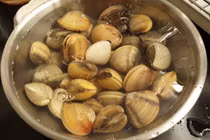 Rửa ngao kiểu này, cát và mùi tanh biến mất ngay