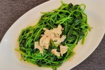 Rau cải bó xôi xốt thịt cua. Ảnh minh họa