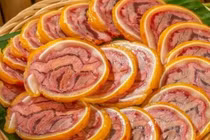 Mẹo làm tai heo cuộn bắp bò ủ muối hấp dẫn cho ngày Tết