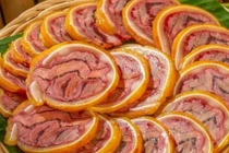 Mẹo làm tai heo cuộn bắp bò ủ muối hấp dẫn cho ngày Tết