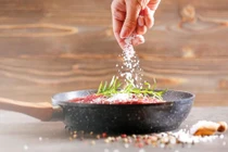 5 thực phẩm quen thuộc âm thầm “bào mòn” xương