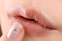 Bí quyết sở hữu đôi môi mềm mịn, hồng hào với 4 cách tẩy tế bào chết đơn giản
