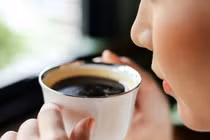 Thói quen uống cà phê lúc bụng rỗng có thể khiến cơ thể 'kêu cứu'