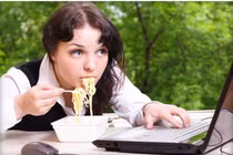 Ăn không tập trung khiến dạ dày khó tiêu, dễ tăng cân