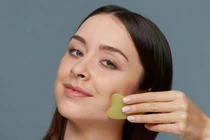 Thói quen trước giờ ngủ giúp mặt bớt sưng, da tươi sáng hơn