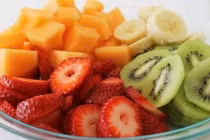 Uống nước ngay sau khi ăn trái cây, coi chừng đầy bụng