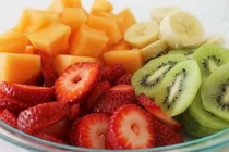 Uống nước ngay sau khi ăn trái cây, coi chừng đầy bụng