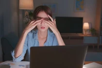 Thức khuya liên tục, thận “lên tiếng” qua 3 dấu hiệu đặc trưng