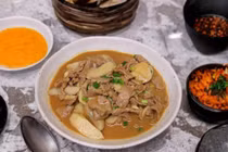 Vị bùi của khoai sọ kết hợp cùng thịt bò mềm, tạo nên món ăn mùa thu hoàn hảo