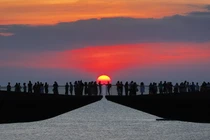 Săn hoàng hôn ở Cầu Hôn có gì hấp dẫn mà du khách nô nức tìm đến?