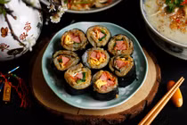 Tận dụng bánh chưng sau Tết làm kimbap, ngon lạ miệng