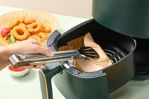 Có nên dùng giấy bạc, giấy nến trong nồi chiên không dầu?