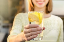 Có nên uống nước chanh khi vừa thức dậy?