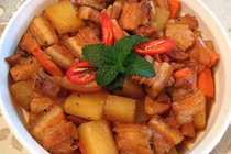 Tuy nhiên, bên cạnh những lợi ích, củ cải trắng vẫn tiềm ẩn một số rủi ro nếu sử dụng quá mức. Ăn quá nhiều, đặc biệt là củ cải sống, có thể gây kích ứng dạ dày, dẫn đến đau bụng hoặc tiêu chảy ở những người có hệ tiêu hóa nhạy cảm. Ảnh minh hoạ