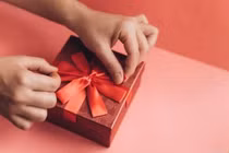 Sinh nhật con, vợ cũ của chồng tặng quà khiến tôi đau thấu tim