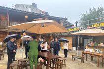 Lực lượng chức năng làm việc với chủ cơ sở kinh doanh homestay/nhà hàng A Mẩy. Ảnh UBND xã Lũng Cú