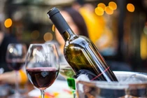 Đừng để rượu vang mất ngon vì 3 sai lầm bảo quản thường gặp