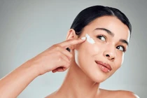 Vì sao thoa kem chống nắng đều đặn nhưng da vẫn sạm màu?