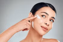 Vì sao thoa kem chống nắng đều đặn nhưng da vẫn sạm màu?