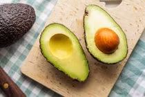 Mẹo đơn giản giúp bơ thái lát mỏng luôn tươi ngon, không bị oxy hóa