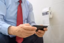 "Cắm rễ" trong toilet mỗi ngày... âm thầm rước họa vào thân