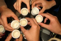 Bí quyết ăn lót dạ giúp giảm tác hại của rượu ngày Tết