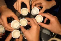 Bí quyết ăn lót dạ giúp giảm tác hại của rượu ngày Tết