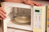 Hâm cơm nguội bằng lò vi sóng có “mất chất”?