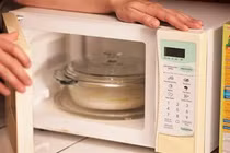 Hâm cơm nguội bằng lò vi sóng có “mất chất”?