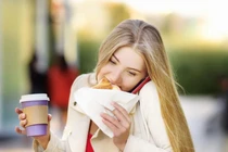 Ăn nhanh mỗi ngày, dạ dày “kêu cứu” 