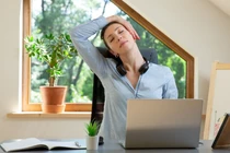Bài tập giãn cơ đơn giản cho dân văn phòng để bảo vệ cột sống