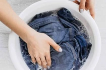 Làm mới áo khoác bò chỉ với vài mẹo đơn giản tại nhà