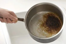 Bỏ túi 7 mẹo làm sạch nồi cháy đen không cần cọ rửa mạnh