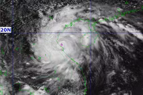 Mưa to, gió giật mạnh trước giờ bão số 5 Kajiki tiến vào đất liền