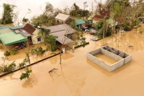 Mưa lũ sau bão số 10 Bualoi, nhiều nơi ở Nghệ An ngập ngang mái nhà