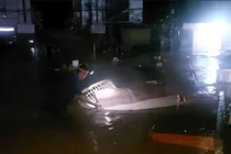  5 người dân bị mắc kẹt giữa dòng nước lũ ở Nghệ An được giải cứu