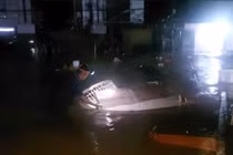  5 người dân bị mắc kẹt giữa dòng nước lũ ở Nghệ An được giải cứu