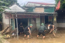 Nhiều đoàn xe chở hàng cứu trợ hướng về vùng lũ Nghệ An