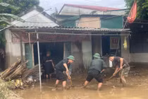 Nhiều đoàn xe chở hàng cứu trợ hướng về vùng lũ Nghệ An