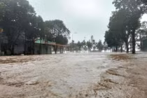 Cập nhật hình ảnh bão số 5 Kajiki quét trên đất liền Nghệ An