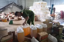 Bắt tạm giam nữ giám đốc công ty sản xuất hơn 2,7 triệu lít dầu ăn giả