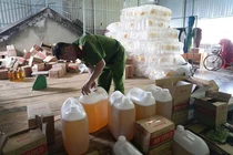 Bắt tạm giam nữ giám đốc công ty sản xuất hơn 2,7 triệu lít dầu ăn giả