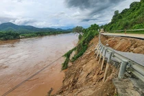 Quốc lộ 7 ở Nghệ An xuất hiện hàng chục điểm ngập lụt, giao thông bị chia cắt 